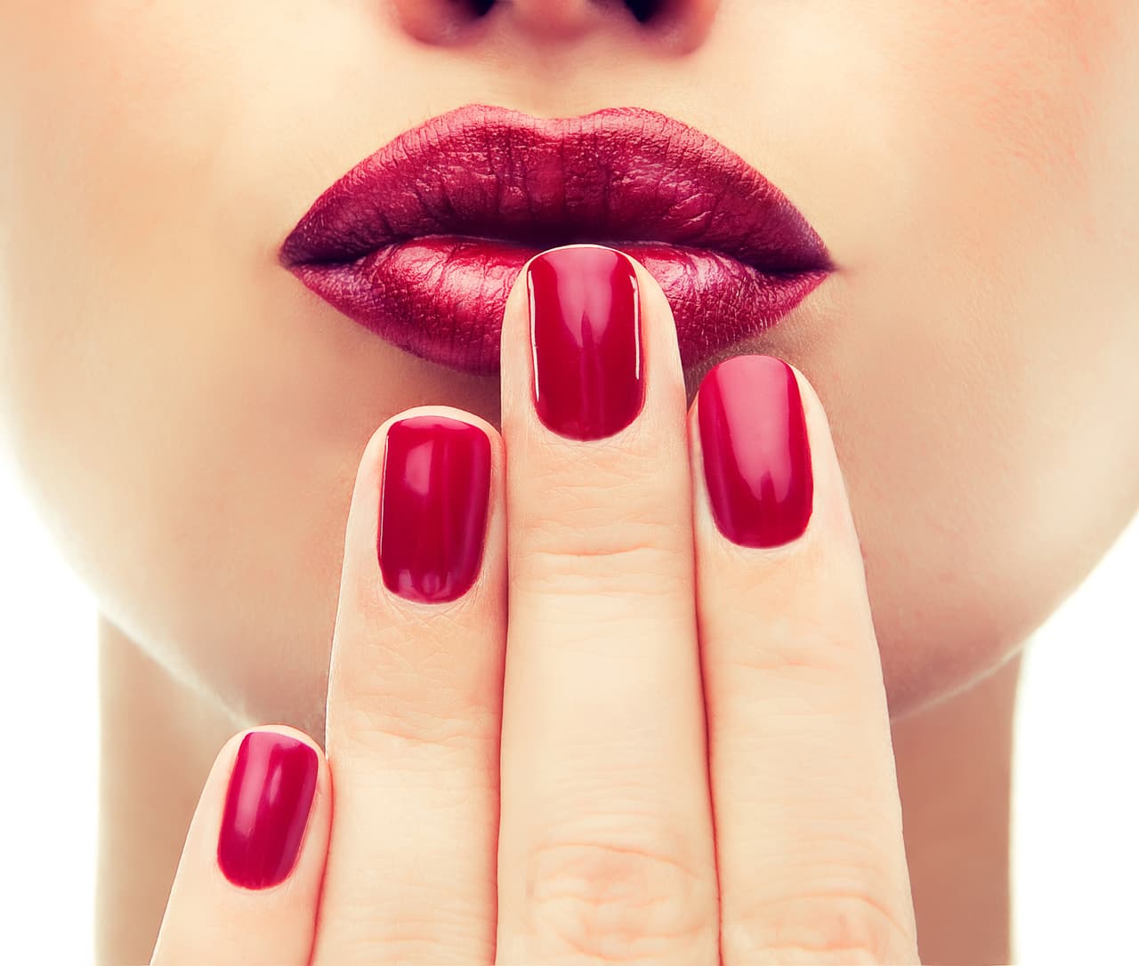 ¿Aburrida de los tonos pasteles? ¡Haz clic en la galería y descubre la última tendencia en uñas de este verano!