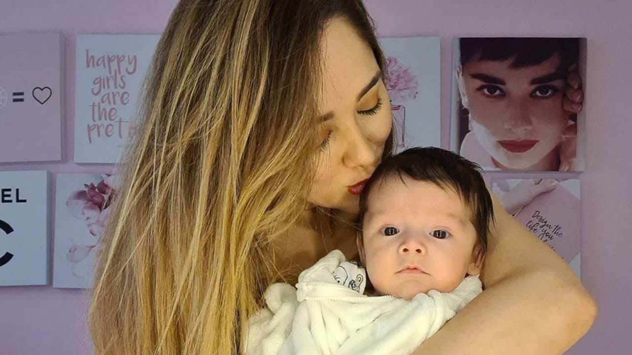 André no deja dormir a Sherlyn y ella le responde: ‘Mamá se quiere dormir un ratito, mi sol’
