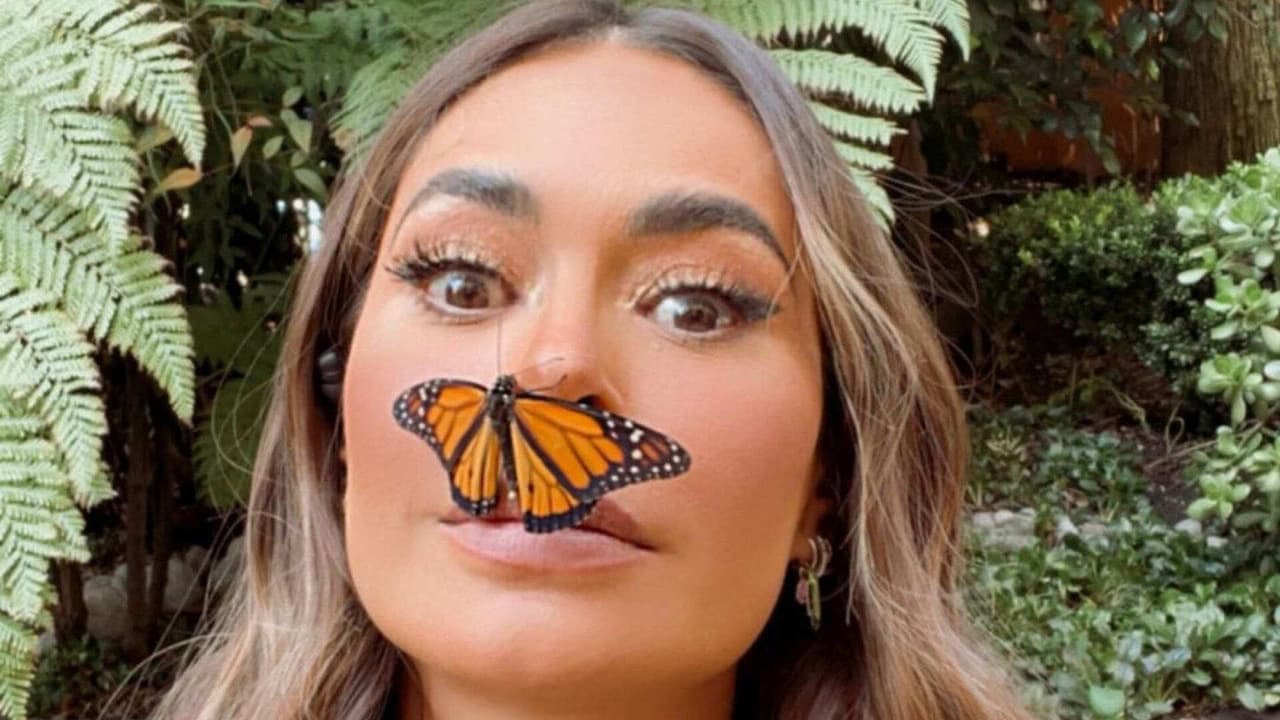 Mariposa se detiene en rostro de Galilea Montijo durante homenaje a Octavio Ocaña y Magda Rodríguez