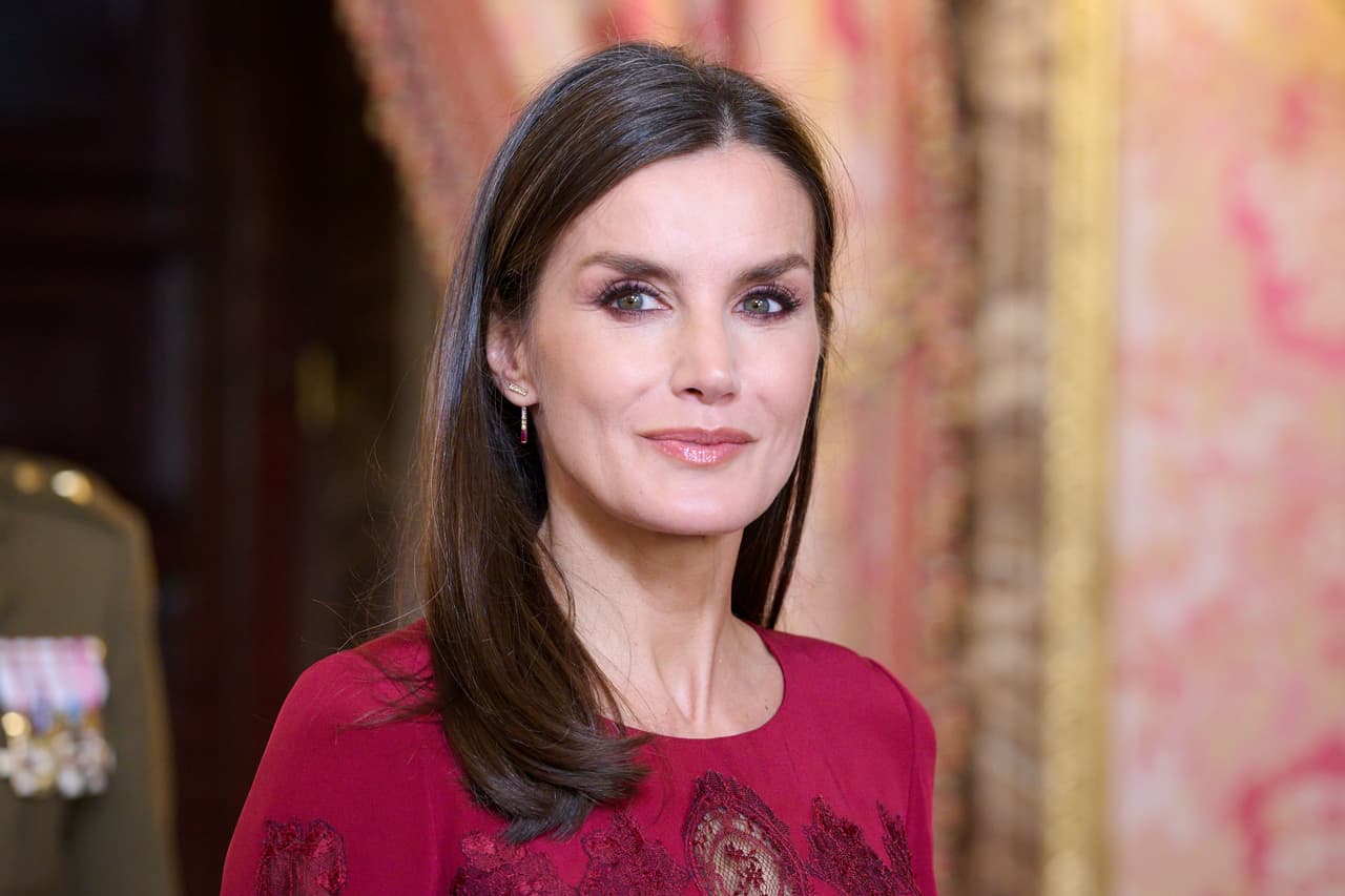 MADRID, SPAIN - JANUARY 06: Queen Letizia of Spain attends the New Year Military parade celebration at the Royal Palace on January 06, 2023 in Madrid, Spain. (Photo by Carlos Alvarez/Getty Images)