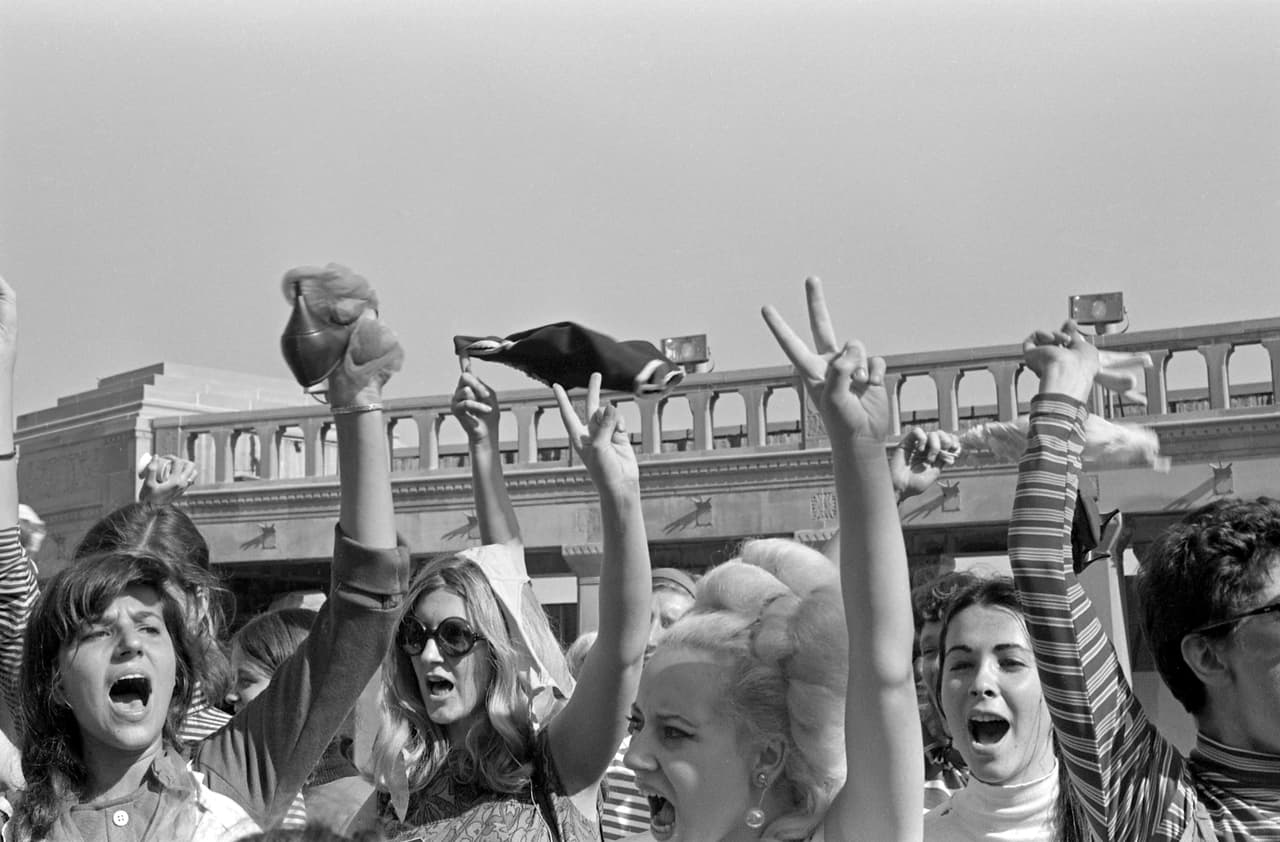 Mientras el concurso se desarrollaba, estas mujeres marcharon alrededor del “bote de basura de la libertad”, en el que aventaron objetos que percibían como símbolos femeninos de opresión: maquillaje, brassieres, tacones. Rumores de que habían quemado sus sostenes le dieron visibilidad a la protesta; el impacto que tuvo fue tanto que el movimiento dejó de estar en la sombras, logrando que el país entero comenzara una conversación sobre las expectativas de belleza que se les imponían a las mujeres al momento de nacer.