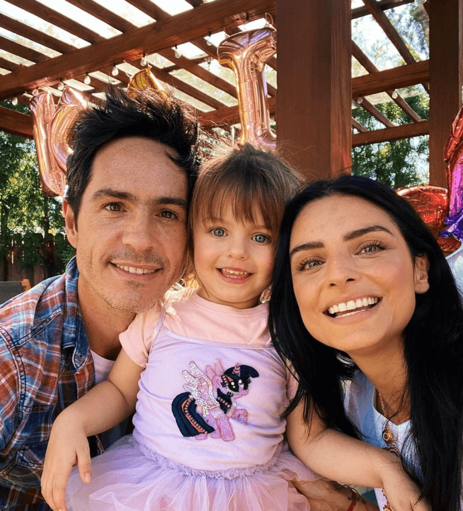 Aislinn Derbez se defiende de quienes la critican por viajar y dejar a su hija con Mauricio