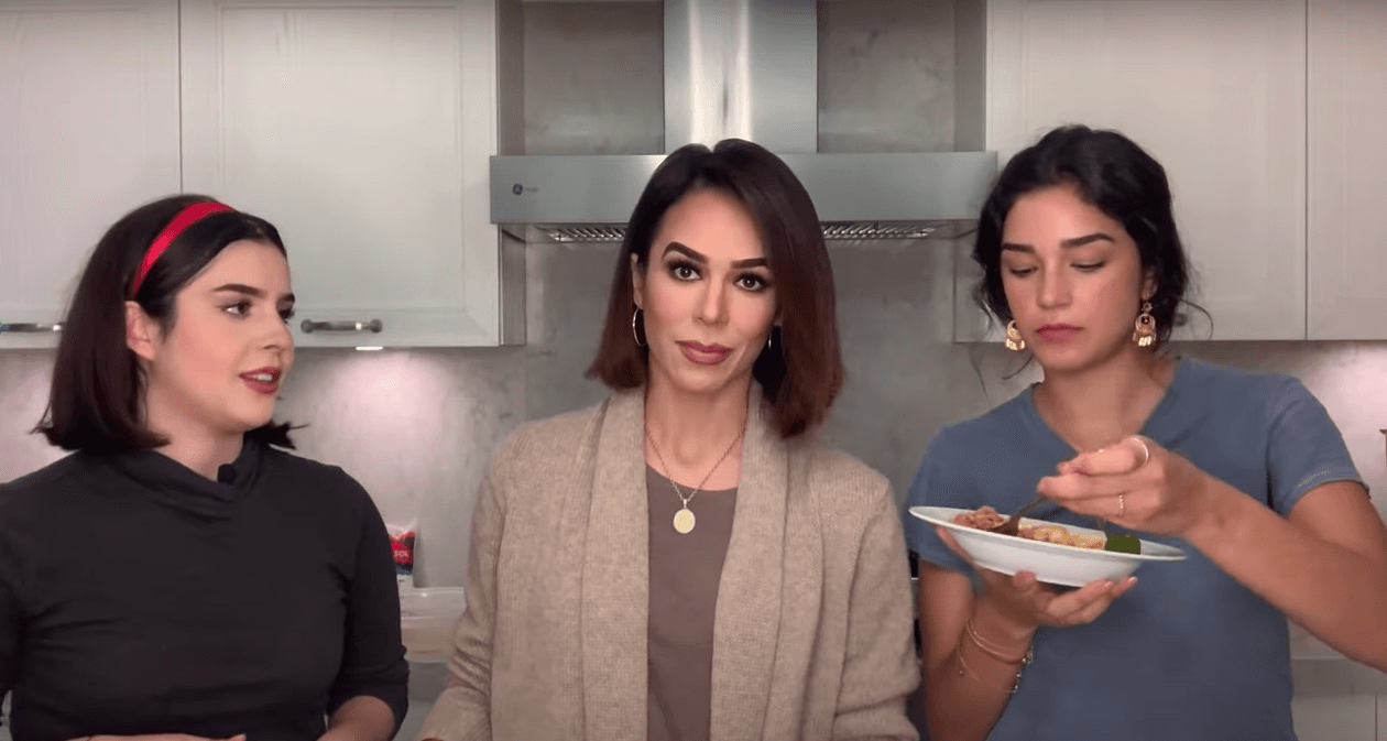 Además de que Biby dio la primicia de su nueva imagen en sus redes sociales, también dejó constancia a través del canal de Youtube de sus dos hijas mayores, Ale y Pau, con esta última con quien, por cierto, comparte el mismo estilo bob hasta los hombros sólo que Biby en un tono más chocolate. ¿Qué tal se ve a los 48 años?