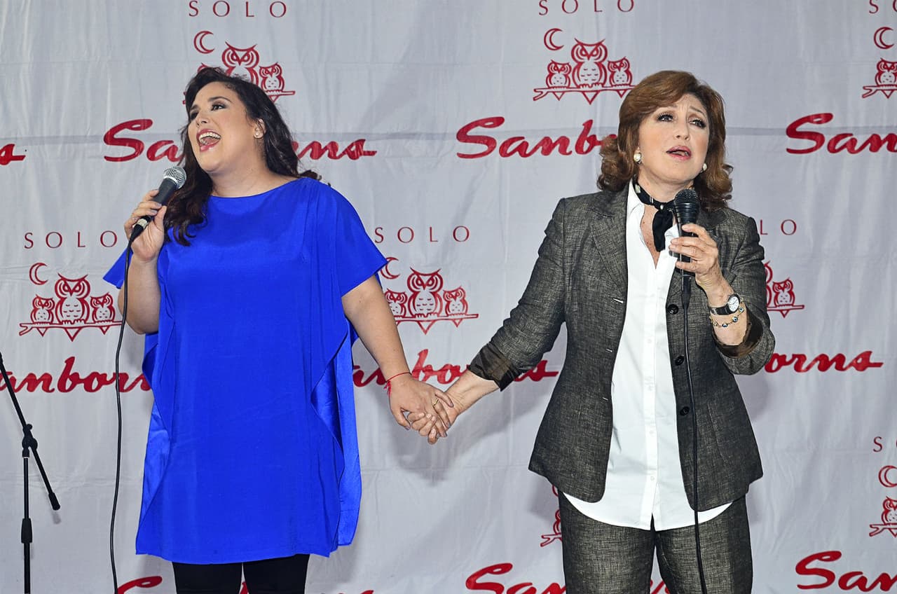 En 2015 graba para su madre, Angelica María, un disco homenaje titulado 'Dinastía'.