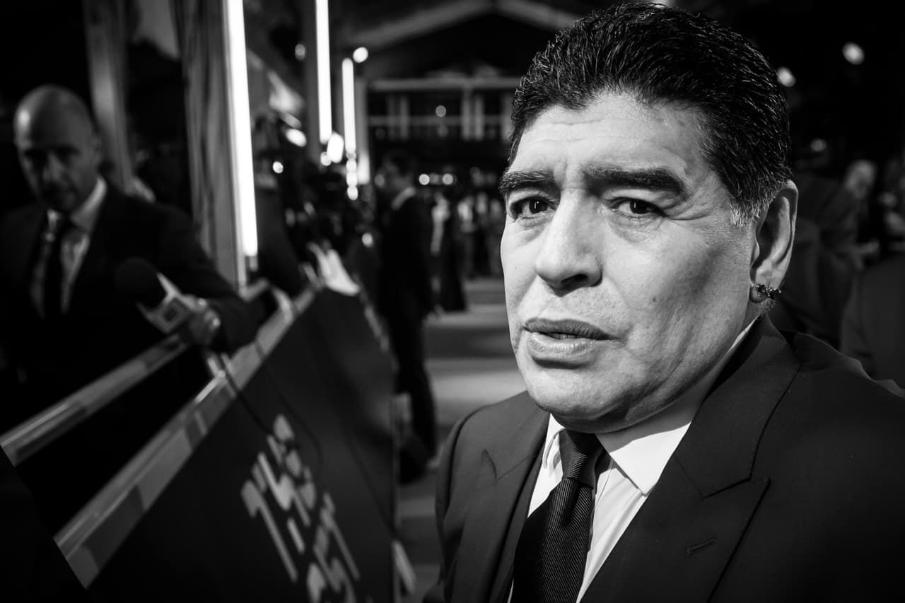 Tuvo otro hijo a quien también llamó Diego en 1986 con Cristina Sinagra. Y una hija, Jana, con Valeria Sabalaín en 1996.
<br>De acuerdo con Las Estrellas, Maradona tuvo otras relaciones amorosas pero se tienen pocos detalles de ellas. 
<br>
<br>Entre los nombres está Graciela Alfano, con quien aparentemente anduvo mientras estaba casado con Claudia Villañe. Así como con Lucía Galán (integrante de Pimpinela), Wanda Nara y Gisela Ramírez Méndez.
<br>
<br>Se desconoce si tuvo más hijos aparte los cinco antes mencionados.
<br>
<br>Descanse en paz.
<br>