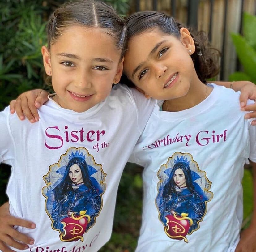 En casa de la familia Fuentes Bracamontes las fiestas nunca acaban, pues apenas hace una semana festejaban el cumpleaños de Carolina, y ahora siguió el de Reni. Las hermanas mayores de Renata portaron unas lindas playeras con la temática de la fiesta y muy felices posaron para la foto. La orgullosa mamá no dudó en presumirlas con sus seguidores.