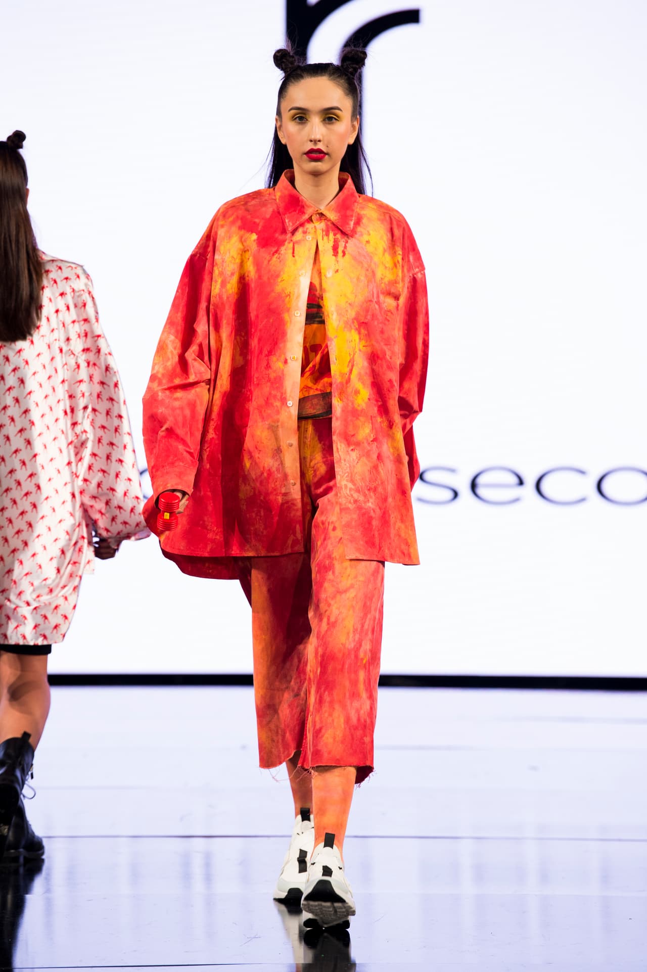 El “tie-dye” de inspiración setentera fue uno de los elementos que se apreciaron en los looks.