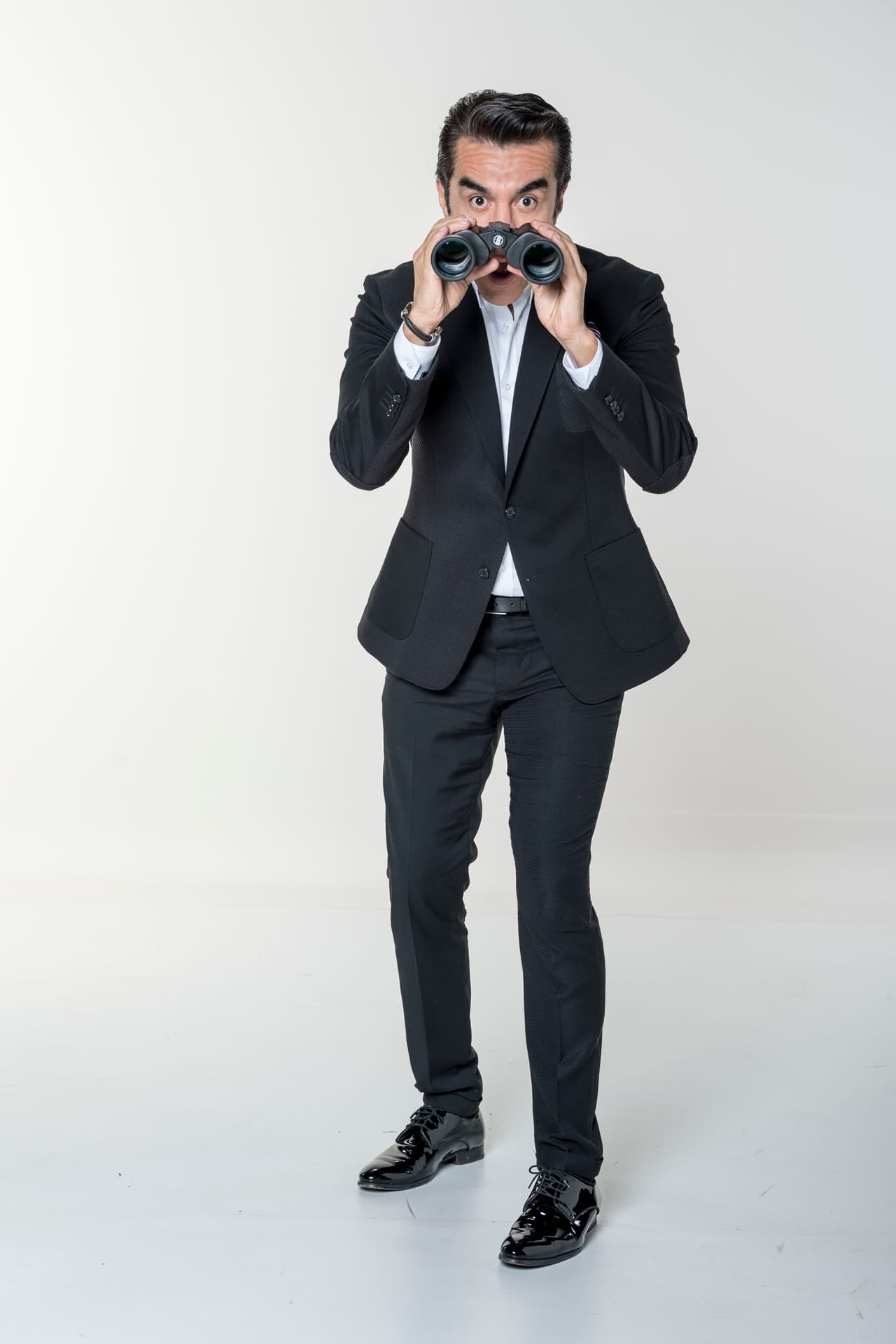 Adrián Uribe: el actor, comediante y presentador será también parte del panel de investigadores y tendrá que poner a prueba todas sus habilidades de intérprete para adivinar a través de ciertos movimientos quiénes están detrás de las dieciséis máscaras.