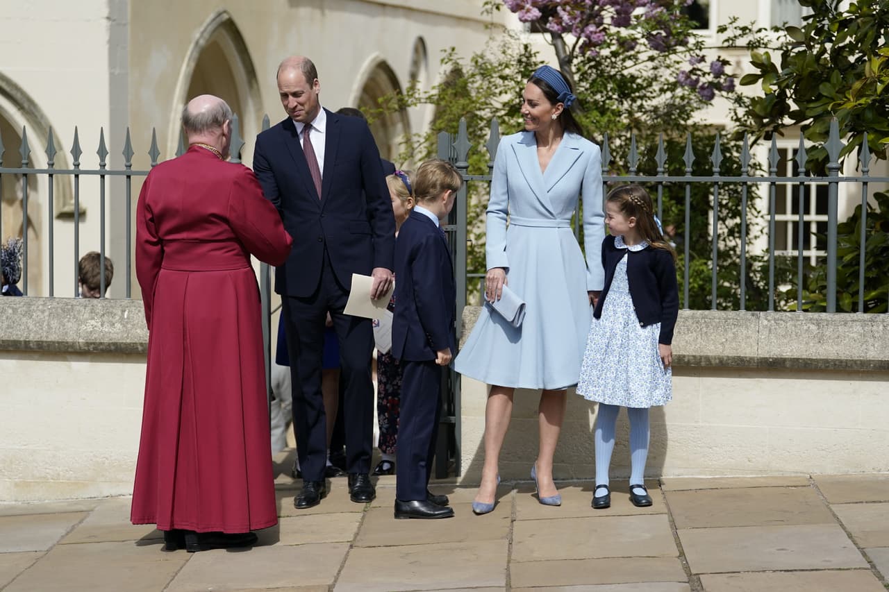 WINDSOR, ENGLAND - APRIL 17: Prince William, Duke of Cambridge, Catherine, Duchess of Cambridge, Prince George and Princess Charlotte say goodbye to Dean of Windsor, The Right Revd David Conner, as they leave the Easter Matins Service at St George's Chapel at Windsor Castle on April 17, 2022 in Windsor, England. (Photo by Andrew Matthews-WPA Pool/Getty Images)