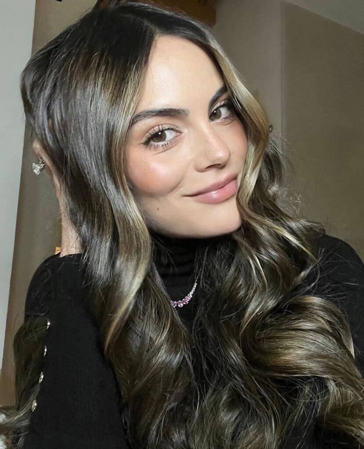 Ximena Navarrete presume su pancita a punto de dar a luz