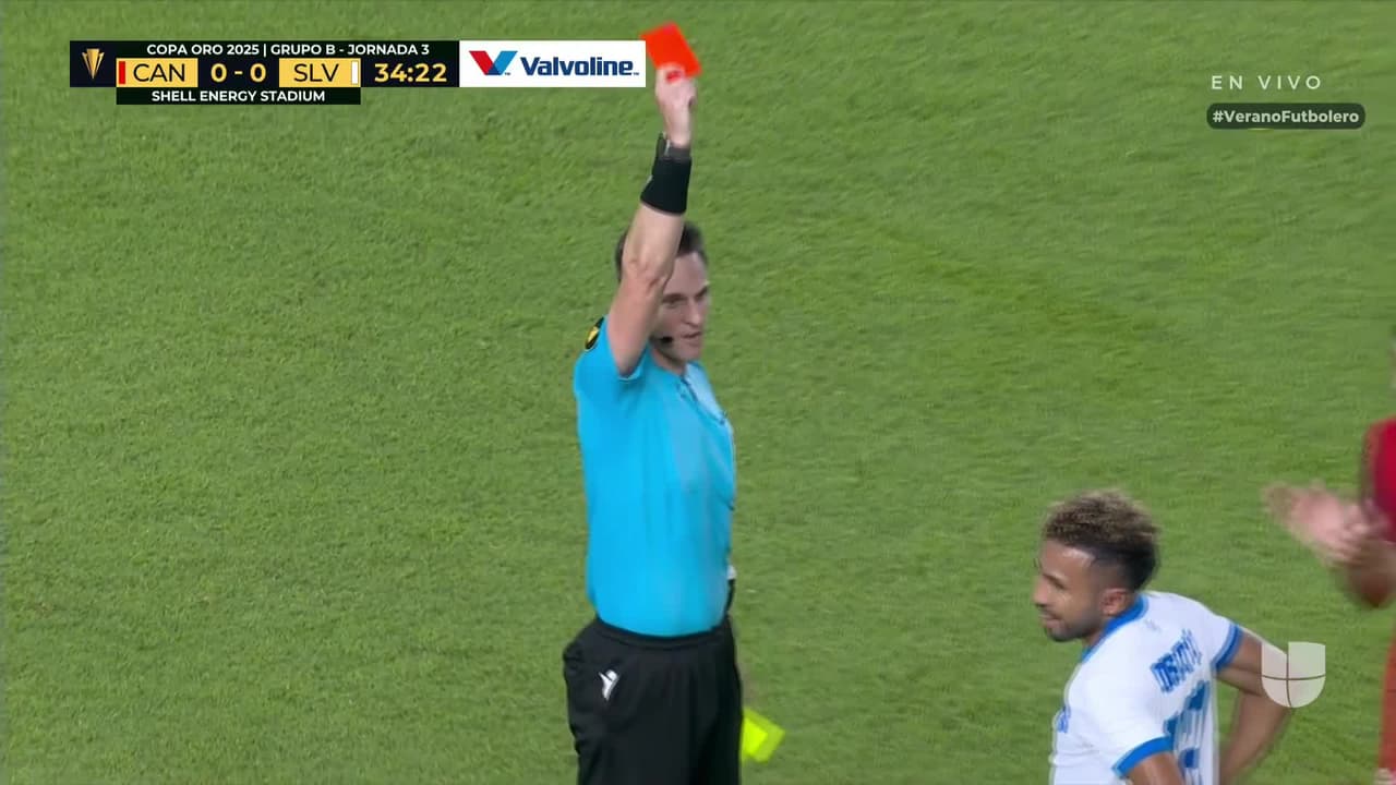 ¡El Salvador se queda con 10! Ortíz se equivoca y deja en desventaja a su equipo