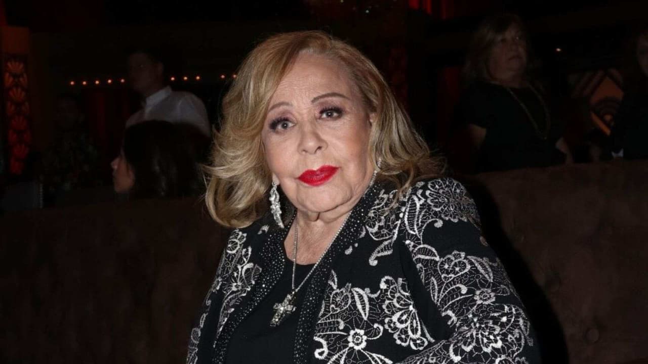 Silvia Pinal te enseña a cómo pintarte los labios