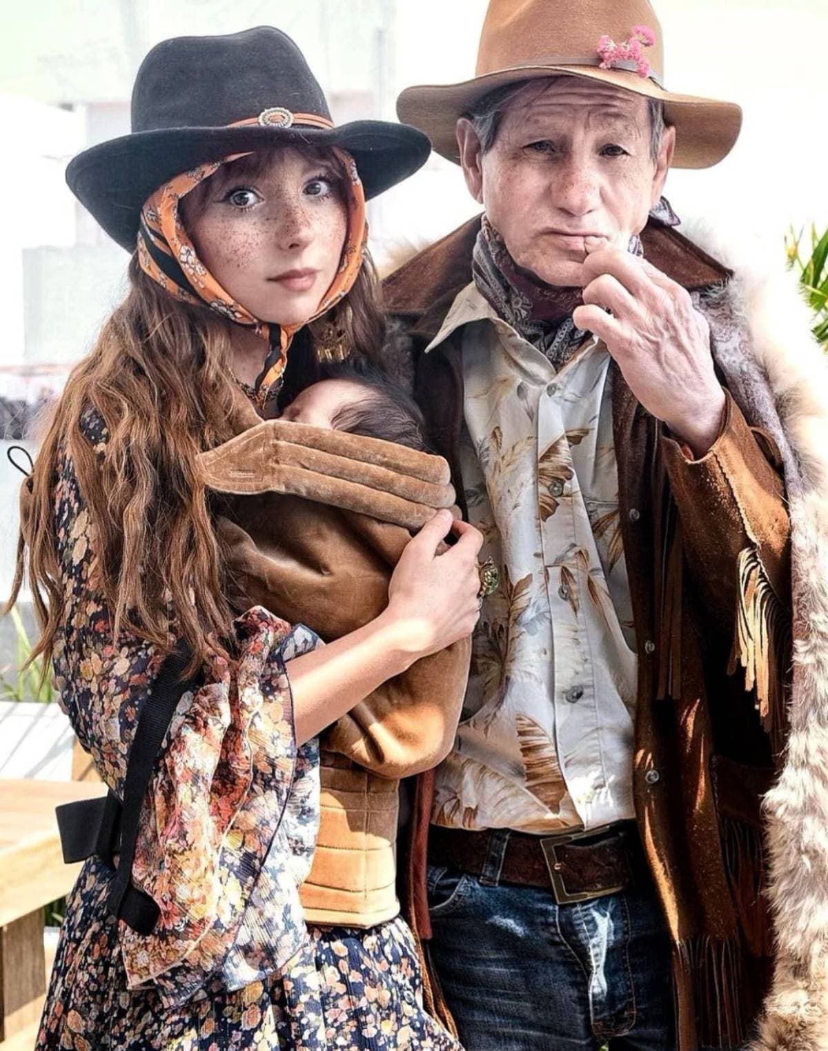 Papá de Natalia Téllez se queda dormido con Emilia en brazos