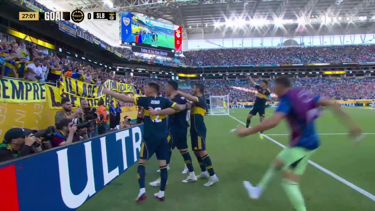 ¡Gol de Boca Juniors! Doble remate de cabeza en el área para el 2-0