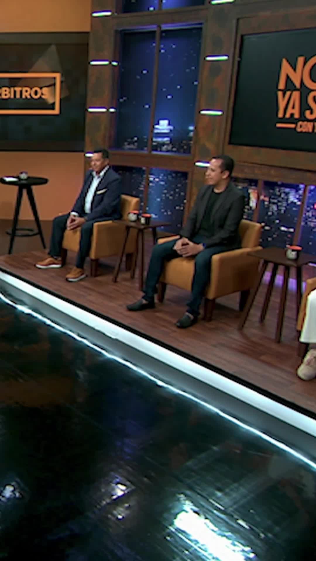 Por poco la porra de los pumas se lo traga con todo y silbato ¡acabó huyendo!