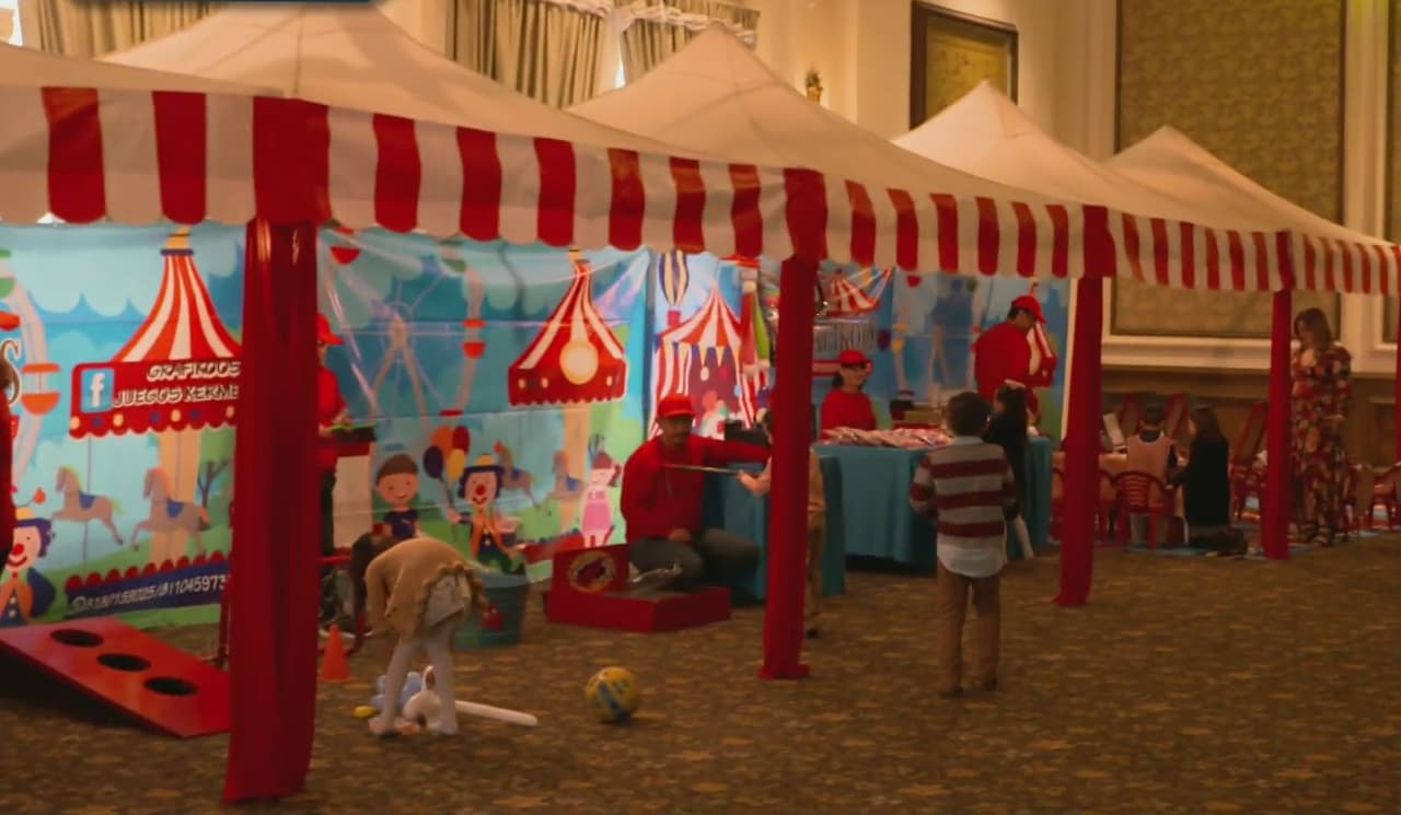 El salón contó con un área infantil, en la que había juegos de azar, inflables, carritos y dinámicas para que los niños asistentes se entretuvieran.