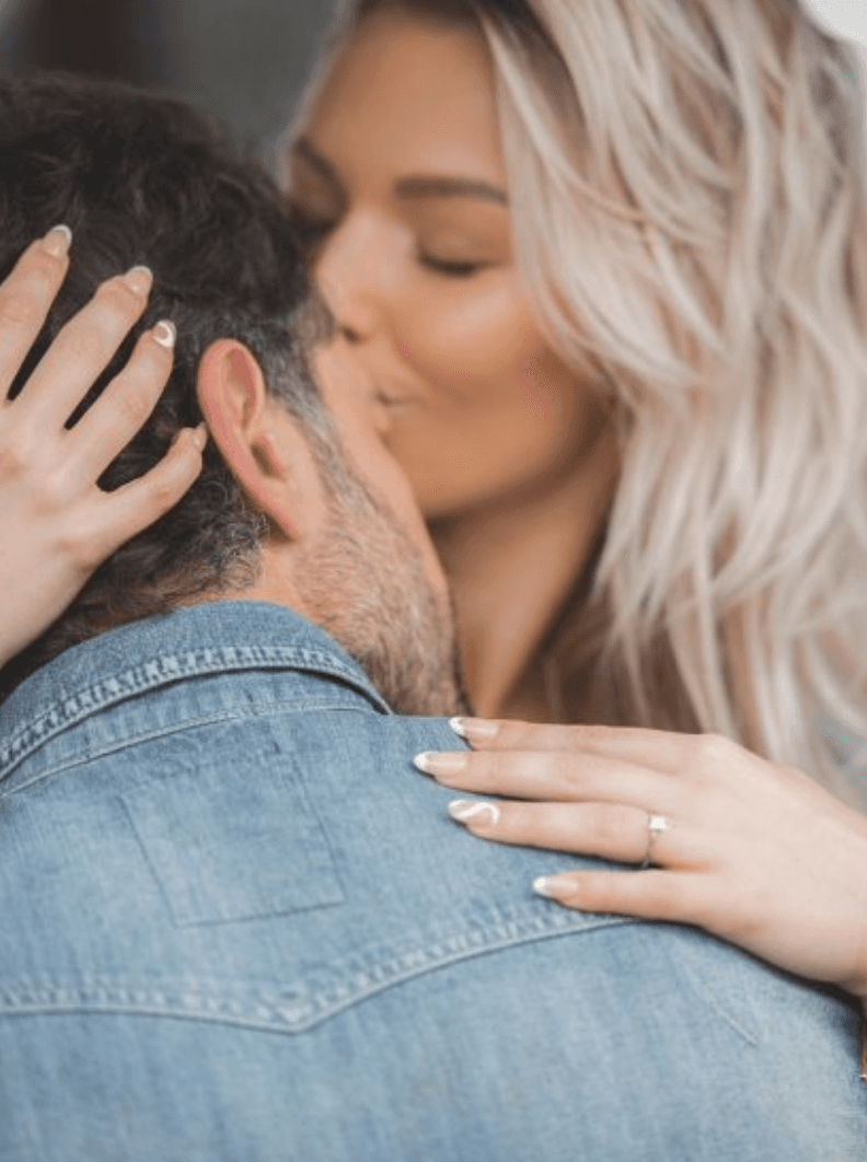 Este 20 de enero, la pareja compartió en Instagram que el 25 de octubre del 2020 se comprometieron y que próximamente llegarán al altar. 
<br>
<br>“Ella dijo que sí”, se lee en la publicación que el galán de telenovelas hizo, la cual acompañó con una foto a lado de Irina; ella mostrando el anillo de compromiso que él le dio.