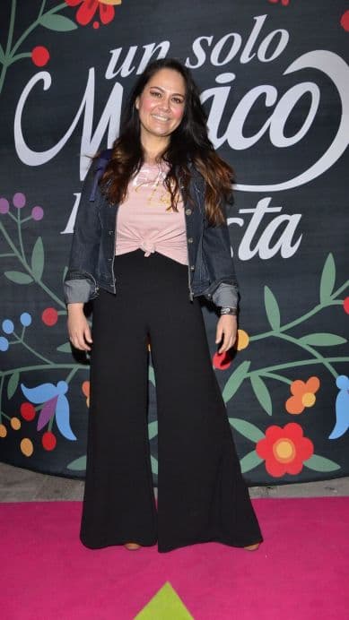Si eres de las chicas que batalla para marcar curvas en su figura, o sientes que tienes un tipo de cuerpo “boxy” o cuadrado, este tipo de pantalones te pueden ayudar a crear volumen en la parte; en el caso de Samia, la conductora sólo hizo un nudo en una playera y combinó con una chaqueta de mezclilla para obtener un toque más casual.
