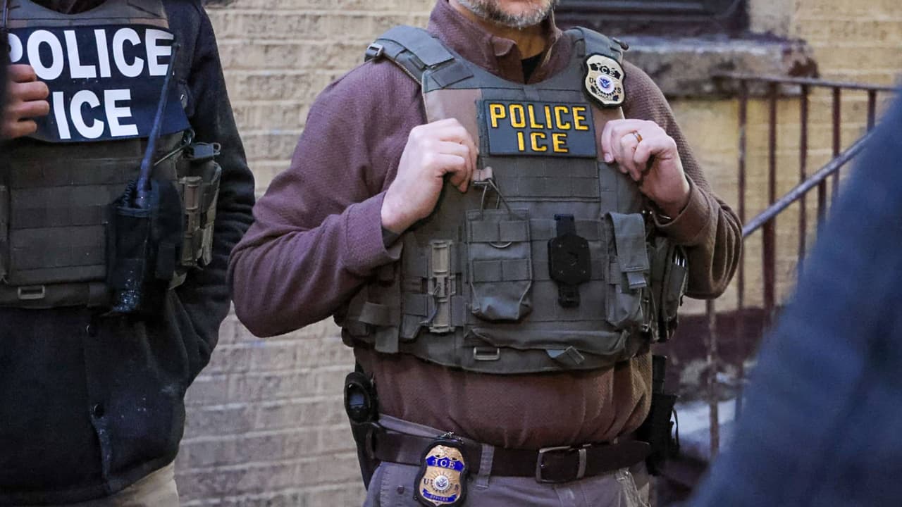 Equipos de respuesta orientan a inmigrantes en Chicago ante posibles operativos de ICE: esto debes saber