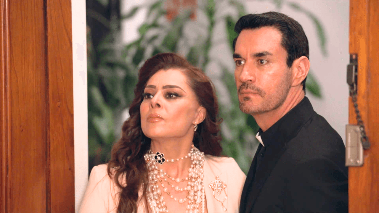 Carolina y Salvador le exigen a Ramiro revelar el paradero de su hija | Los Hilos del Pasado 42