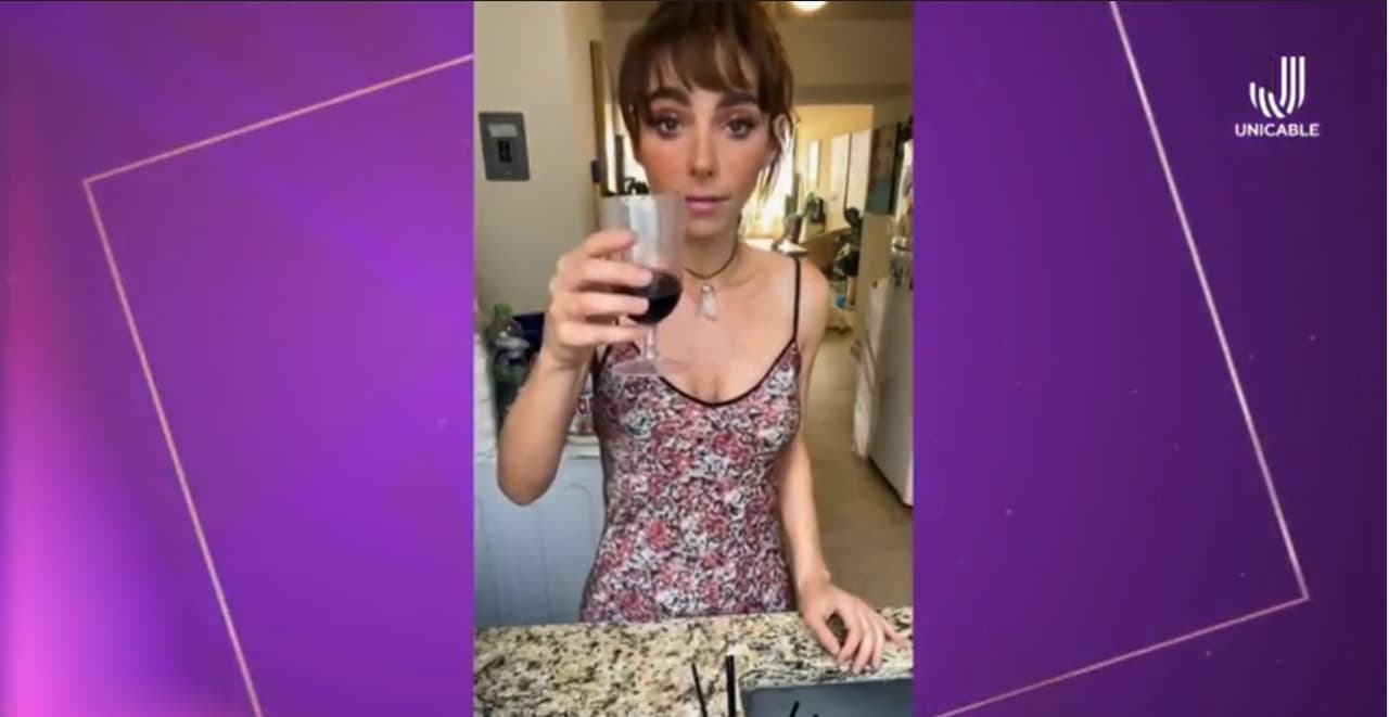 En un episodio de Netas Divinas, y hablando sobre “tips de belleza”, la conductora reveló su secreto para verse y sentirse increíble: una gran copa de vino al día.