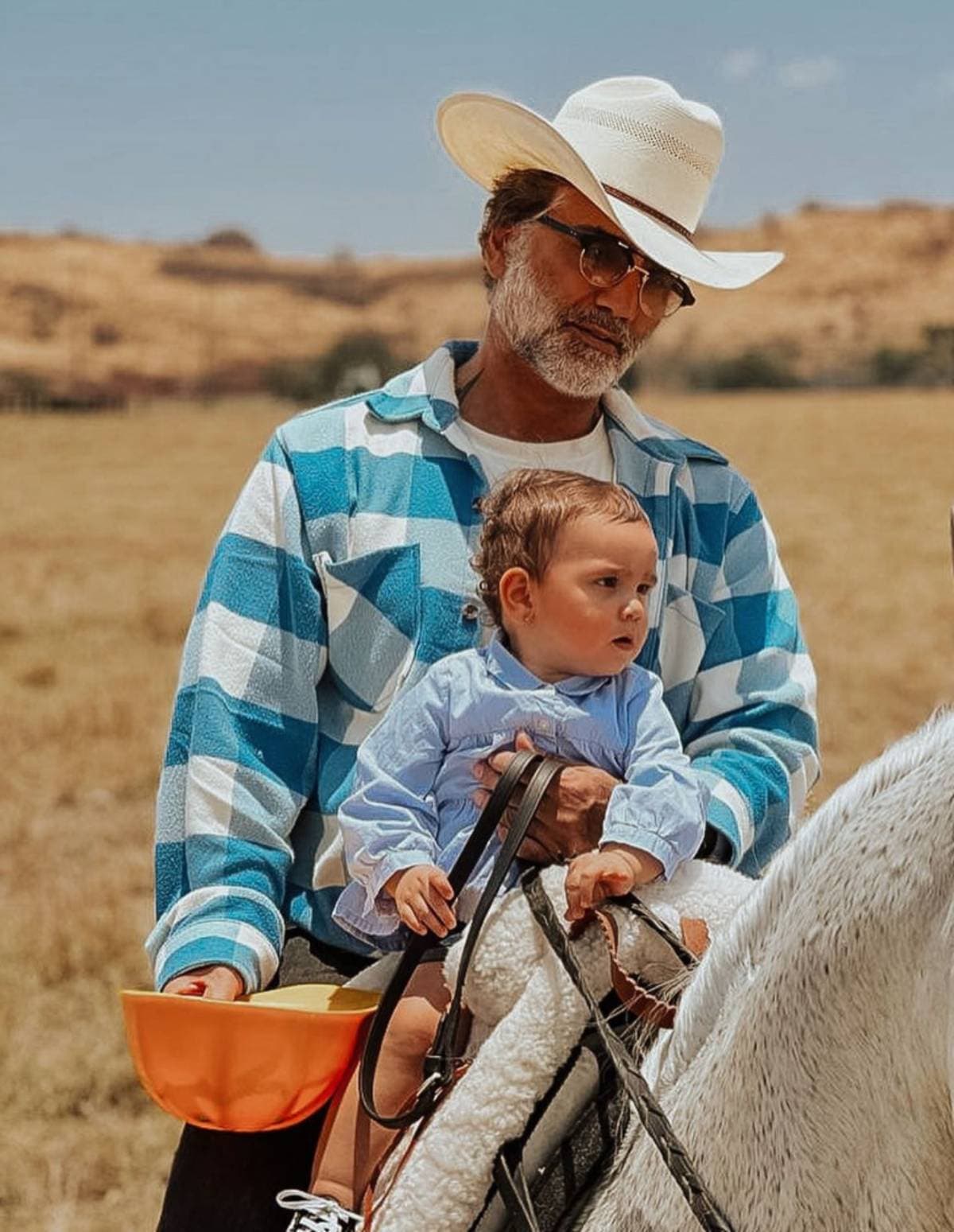 Alejandro Fernández le regala su primer caballo a su nieta Cayetana
