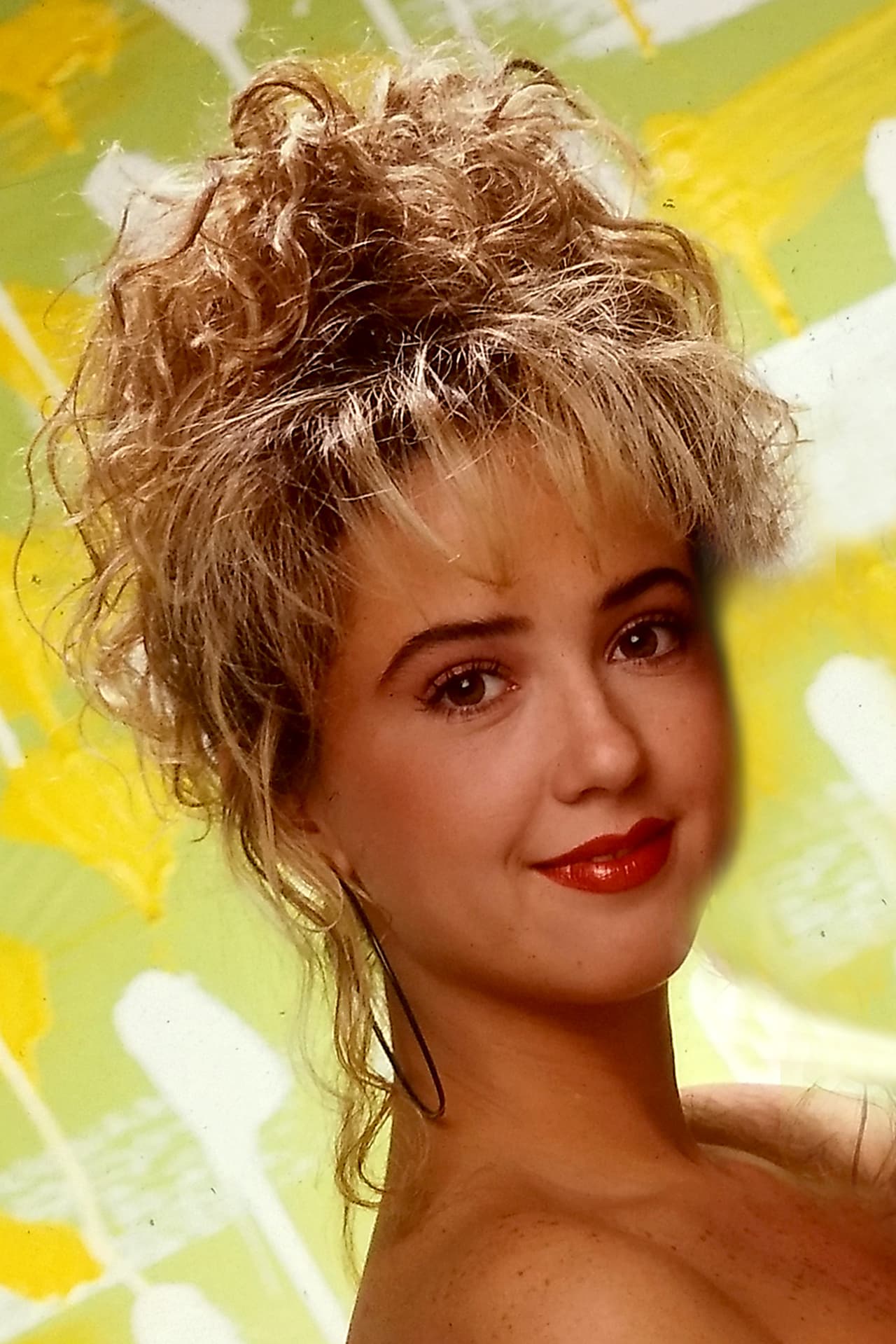 A los 16 años, Andrea Legarreta ganó popularidad en el mundo del entretenimiento cuando ingresó a la agrupación pop Fresas con Crema junto a Pilar Montenegro, Andrés Bonfiglio y Toño Mauri.