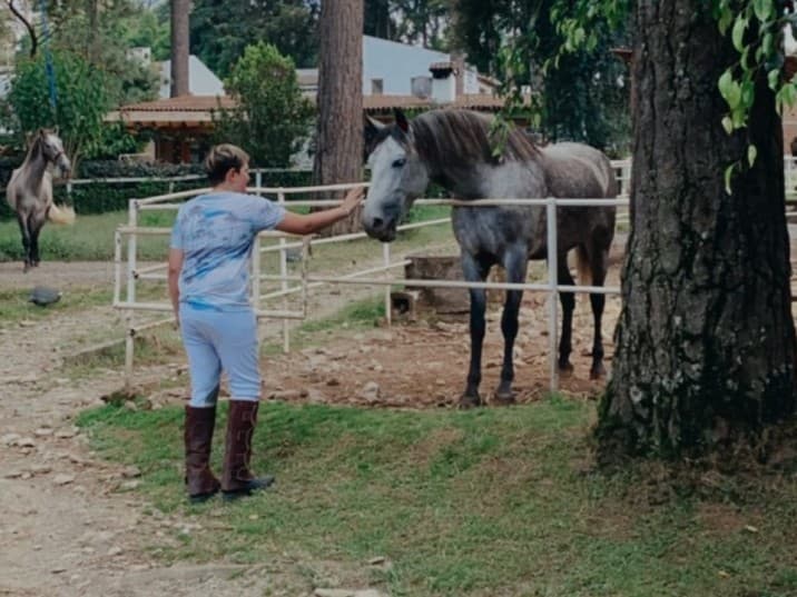 El orgulloso padre, sin mostrar el rostro de su hijo, optó por tomarle unas fotografías de espaldas, pero no dejó de documentar la experiencia de Santiago acariciando a los animales.