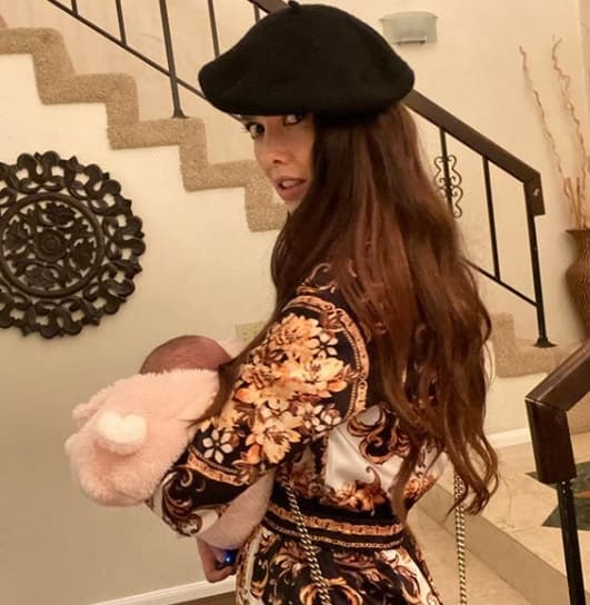 Desde que estaba en el vientre de su madre, Bella Seely, hija de Marlene Favela, ya tenía sus redes sociales. Imágenes de uno de los ultrasonidos, del baby bump, hasta el día de su nacimiento ha quedado documentado ahí. La cuenta @bellaseely tiene casi 100 mil seguidores y, seguramente, la actriz estará compartiendo el crecimiento de su pequeña.