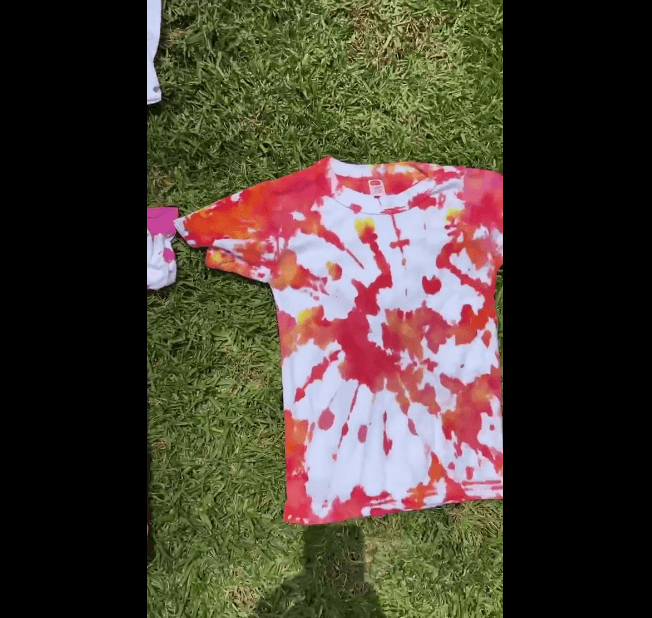 Este fue el resultado. Qué mejor forma de tener un recuerdo de cumpleaños que unas camisetas en total tendencia.