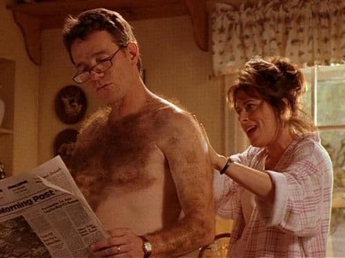<b>11. La espalda que rasuran en el primer episodio no es la de Bryan Cranston: </b>como el pegamento y el pelo falso que habían usado, se pegaban a la máquina rasuradora, terminaron usando un doble que tenía la forma de espalda muy parecida a la del actor, solo que con mucho vello.