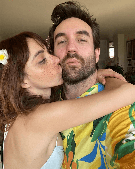 Este amor la ha vuelto cursi, escribió Natalia Téllez recientemente en Instagram para referirse a su relación con el músico Antonio Zabala. La conductora de Netas Divinas reveló hace poco que Antonio y ella se conocen hace más de 13 años pero hasta ahora tuvieron la oportunidad de estar juntos. Una vez confesado lo que sienten el uno por el otro, no han dejado de compartir en sus redes sociales lo felices que están. Viva el amor.