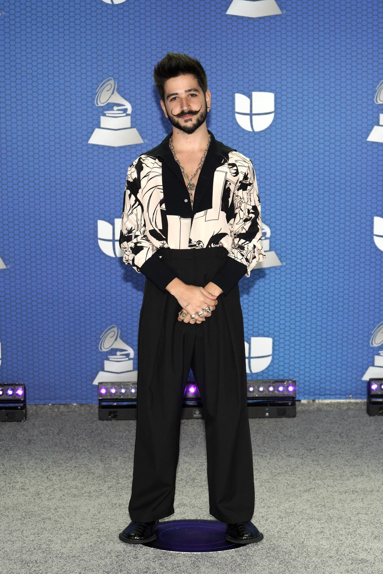 Camilo Echeverry tampoco se quedó atrás luciendo un estilo retro con camisa cuello descubierto y estampado en blanco y negro. Sin duda, el toque elevó el look del esposo de Evaluna Montaner fueron los increíbles pantalones anchos con tiro alto.