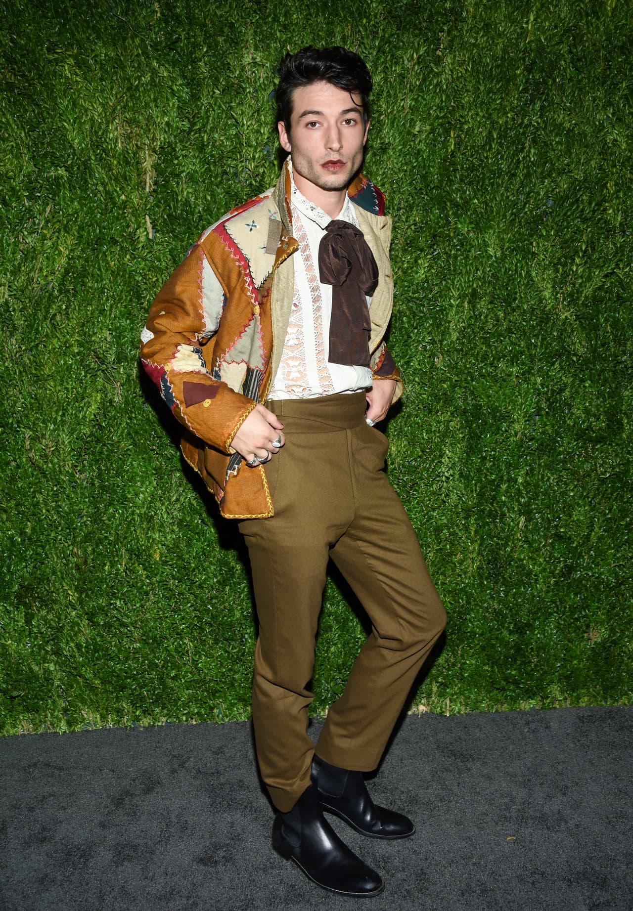Aunque Ezra Miller es conocido por su gusto por diseños más teatrales, también sabe sacarle partido a outfits casuales resaltándolos con piezas statement y algo de maquillaje.