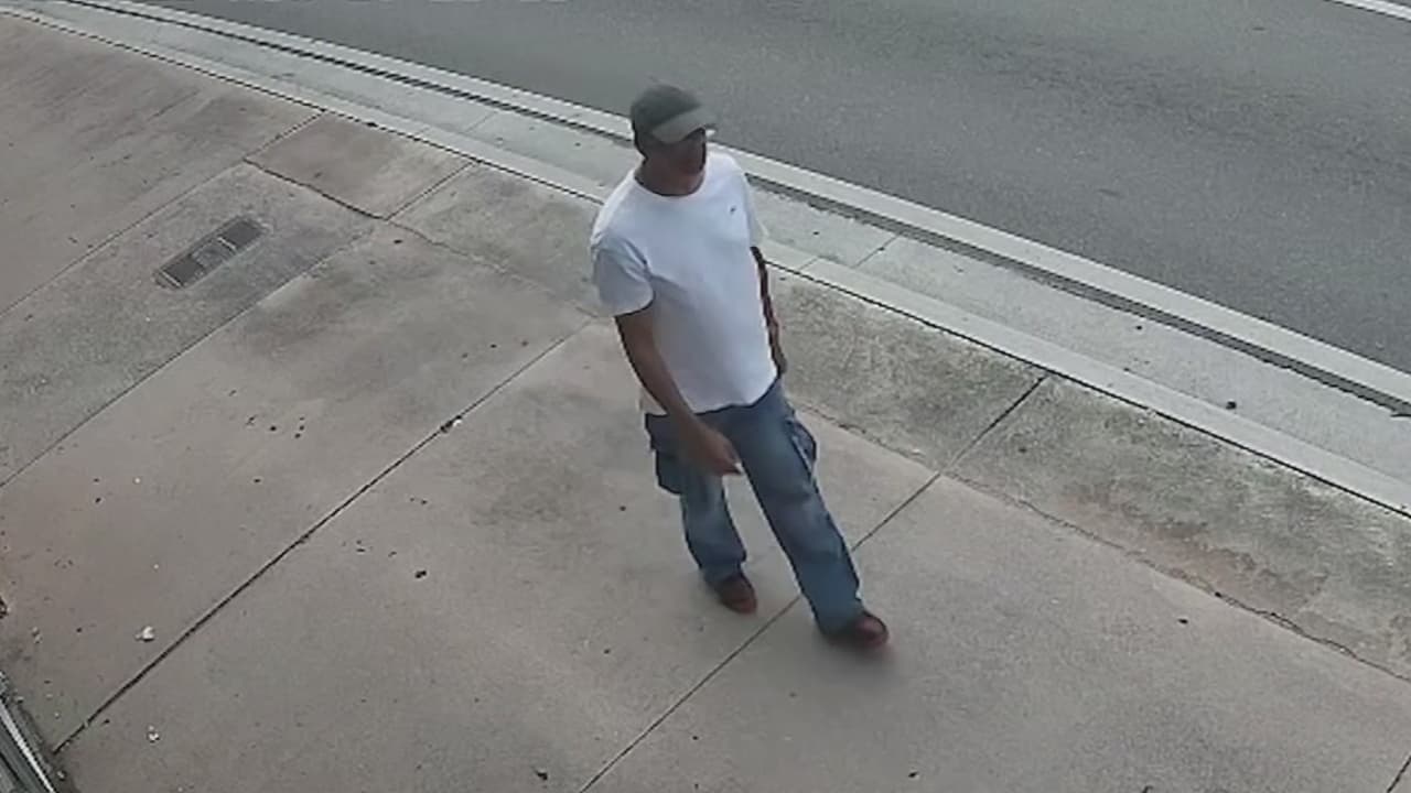 Hombre roba con un cuchillo un negocio en la Pequeña Habana: el sospechoso quedó captado en cámara