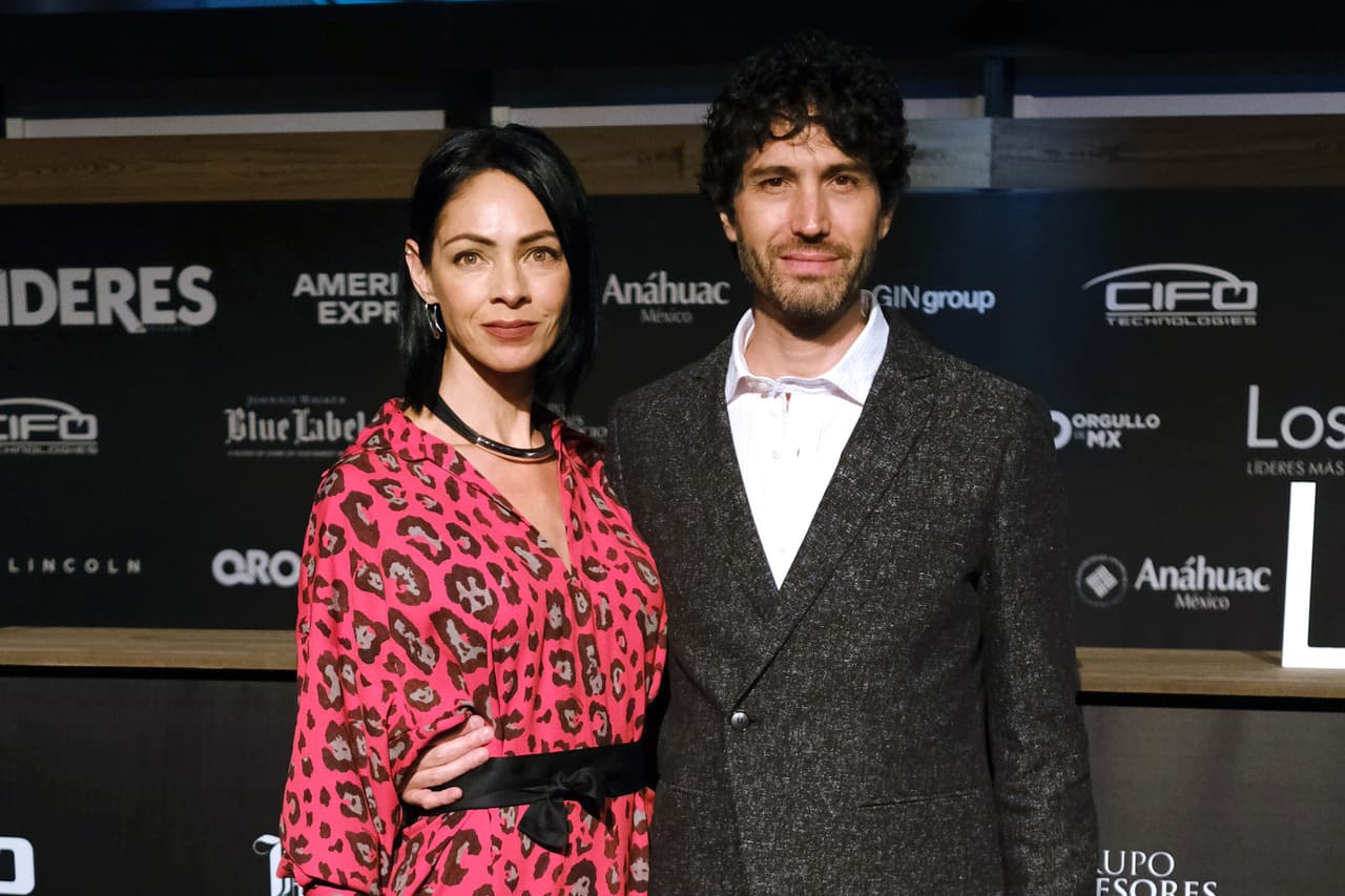 Los temas de un matrimonio solo le incumben a dos, y esto lo demostraron Benny Ibarra y Celina del Villar cuando en el 2018 aclararon los supuestos rumores de infidelidad por parte del exTimbiriche. En un comunicado de prensa, el actor y cantante desmintió: “Hoy salió a la luz una noticia que afecta a nuestro matrimonio y a nuestra familia. Hace un tiempo, Celina y yo decidimos separarnos temporalmente; durante nuestra separación yo, Benny, sostuve una relación con otra persona”.
<br>
<br>A pesar de los malos tragos dentro de su matrimonio, e incluso el problema mediático que ambos enfrentaron hace dos años, Celina y Benny siguen unidos luego de 32 años de relación.