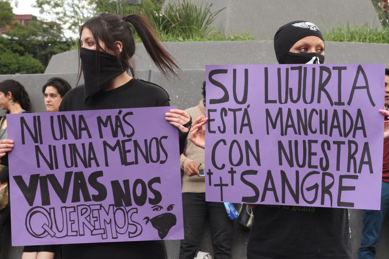 Mientras tanto, en redes sociales se compartían imágenes en vivo de la marcha con el uso del hashtag #Nomecuidanmeviolan.