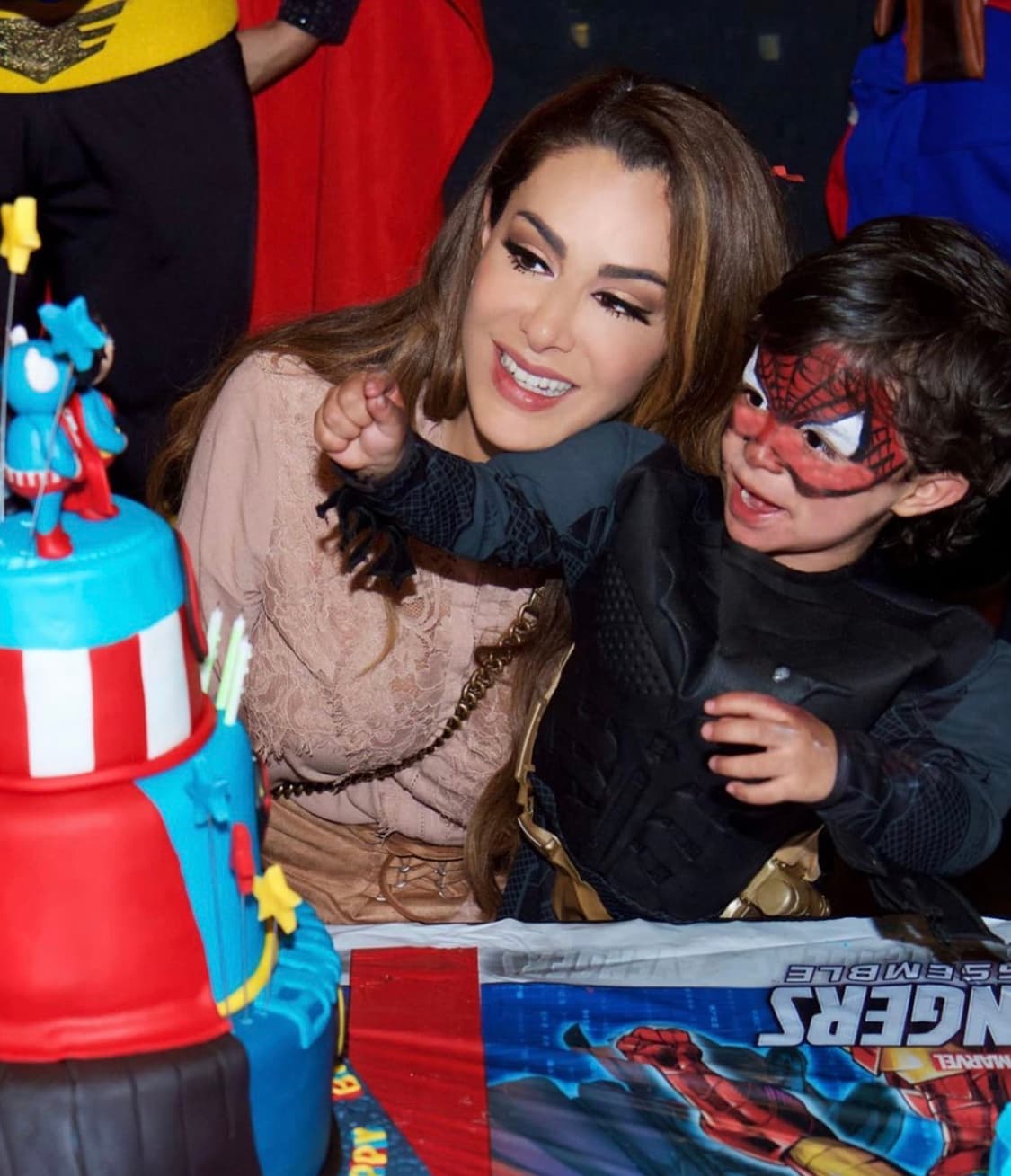 A la par de ser una de las estrellas más importantes en México, Ninel Conde es madre de dos hijos: Sofía Telch, de 23 años, fruto de su matrimonio con el actor Ari Telch, y Emmanuel Medina, de cinco años, quien nació de la relación amorosa que tuvo con el empresario Giovanni Medina, entre 2013 y 2020. A continuación, te presentamos a su hijo menor.
