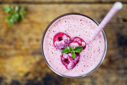 6. licuado. Ya sea de frambuesa, fresa, plátano, o una combinación de frutas, sólo tienes que agregar leche y licuarlo todo. Para los días que te quedes dormido, lo puedes desayunar en el camino o en el trabajo.