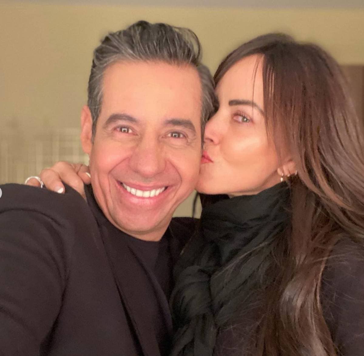 Yordi Rosado celebra su primer año de noviazgo con Janet Domínguez
