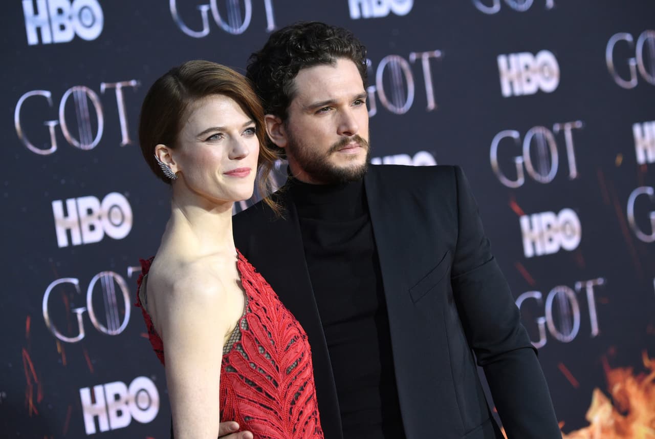 El actor de Game of Thrones (2011) Kit Harington ha platicado que se enamoró de su ahora esposa, Rose Leslie, porque ya se sentía atraído por ella, pero el hecho de que interpretara a su interés amoroso, terminó por conquistarlo.