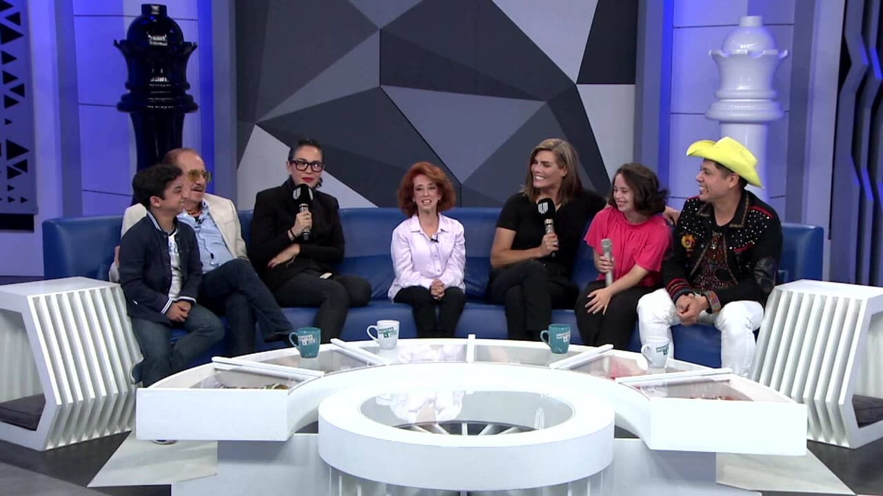 Rinden homenaje a la trayectoria de María Elena Saldaña 'La Güereja'; ella presenta a sus hijos