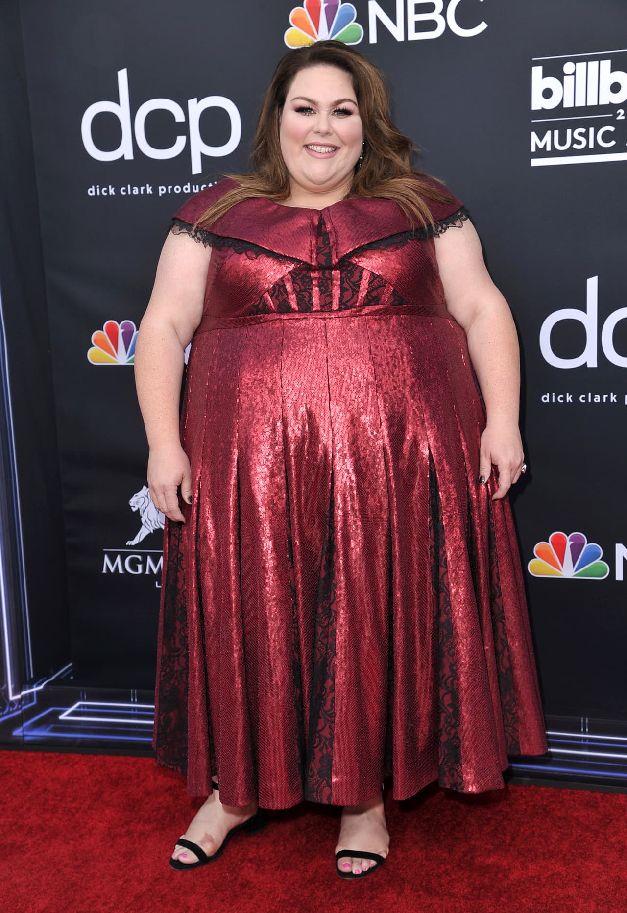 Chrissy Metz también optó por lo brillante. Lució un vestido color vino, con detalles en encaje negro.