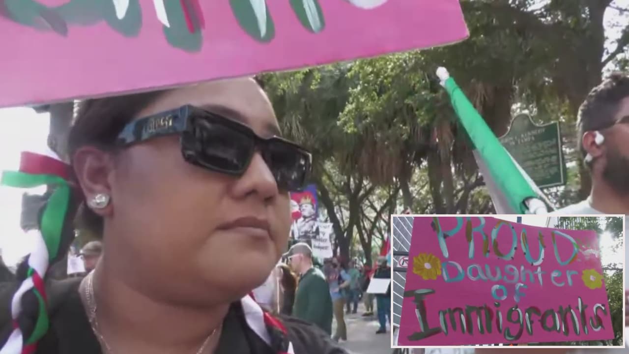 “Todos tenemos un sueño”: hija de inmigrantes protesta en honor a todos los padres indocumentados en Tampa