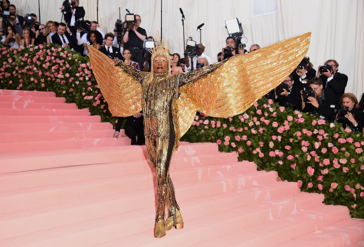 Desde su atuendo hasta su entrada, para la que fue cargado por seis tonificados modelos, Billy Porter fue inspirado por la cultura egipcia.