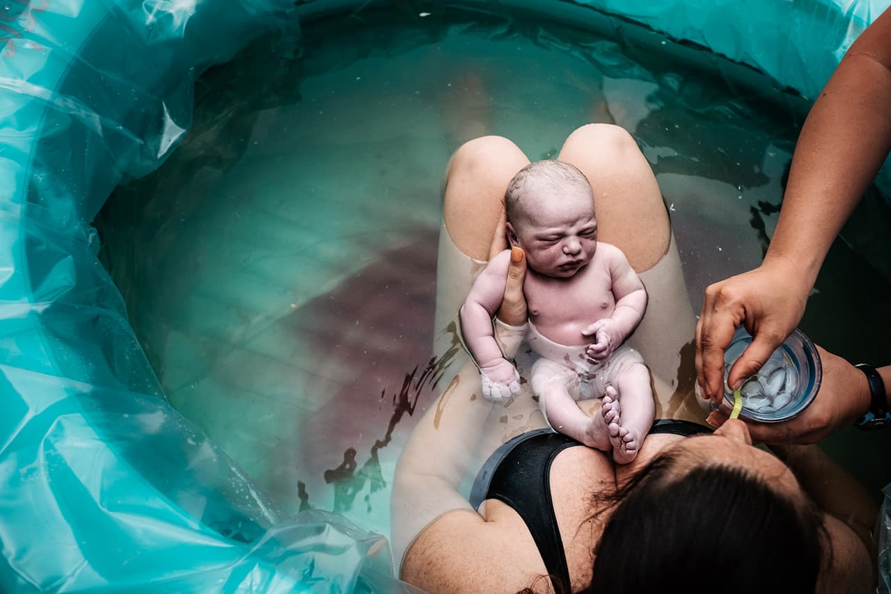 La Dra. Geraldine Loredo, especialista en psicoprofilaxis y lactancia maternal, asegura que el agua en las tinas, al relajar a la madre, ayuda a suplir los efectos de la anestesia epidural y libera endorfínas, un anestésico natural del cuerpo.