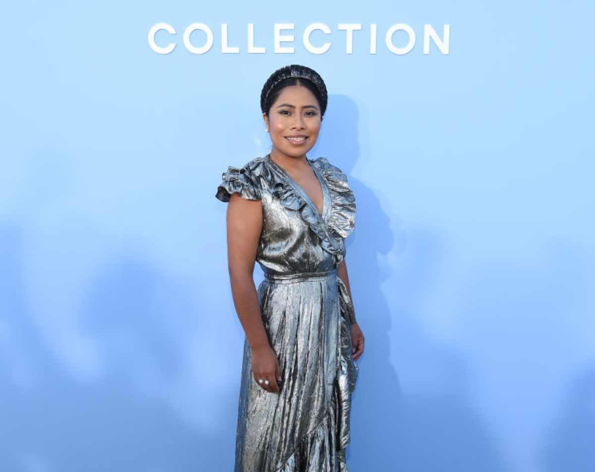 Yalitzia Aparicio celebra el Día de la Mujer Indígena luciendo diseño textil mexicano