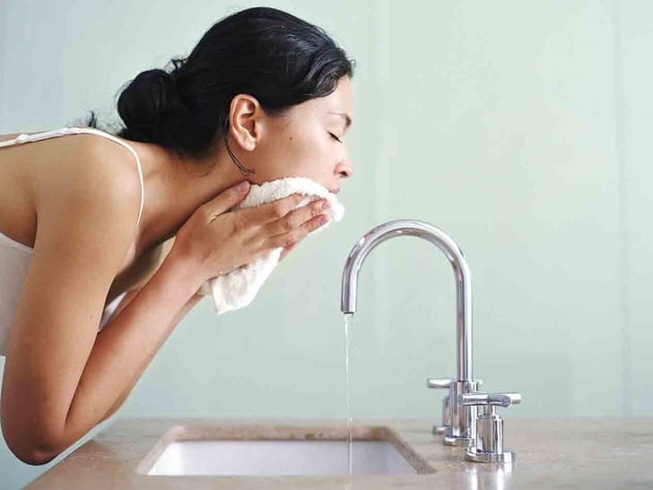 Enjuaga tu cara con sólo agua: Puedes usar un poco de jabón neutro si sientes un exceso de grasa de maquillaje en el rostro, pero de preferencia utiliza sólo agua.