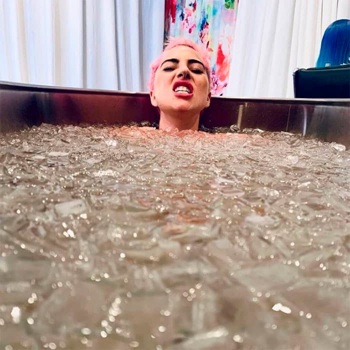 Baño de hielo, el nuevo secreto de belleza de Lady Gaga