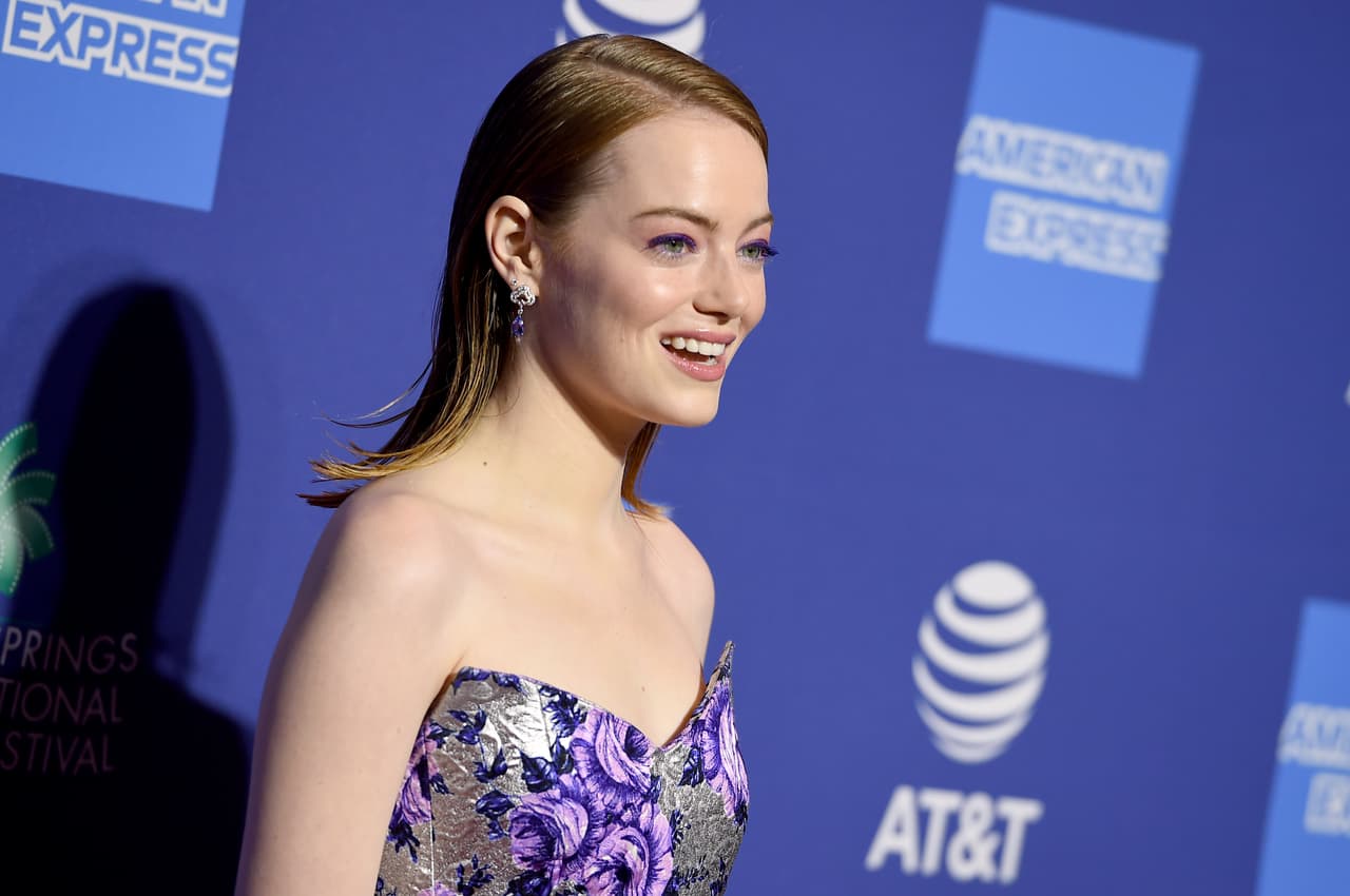 Emma Stone se inclinó por un tono morado, ad hoc con su look.